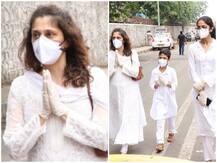 Funeral Photos: वाजिद खान के अंतिम दर्शन करने बच्चों को लेकर पहुंची पत्नी, हिम्मत से सबको संभाला