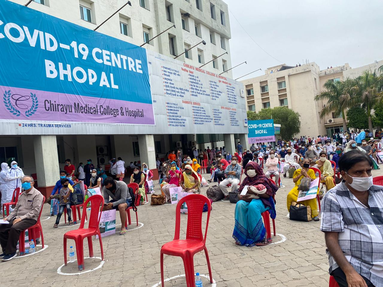 कोरोना मरीज़ों का इलाज कर रहे इस डॉक्टर से मध्य प्रदेश के स्वास्थ्य मंत्री बोले- तुमसे कहा था, मूर्ति लग जाएगी तुम्हारी भोपाल में