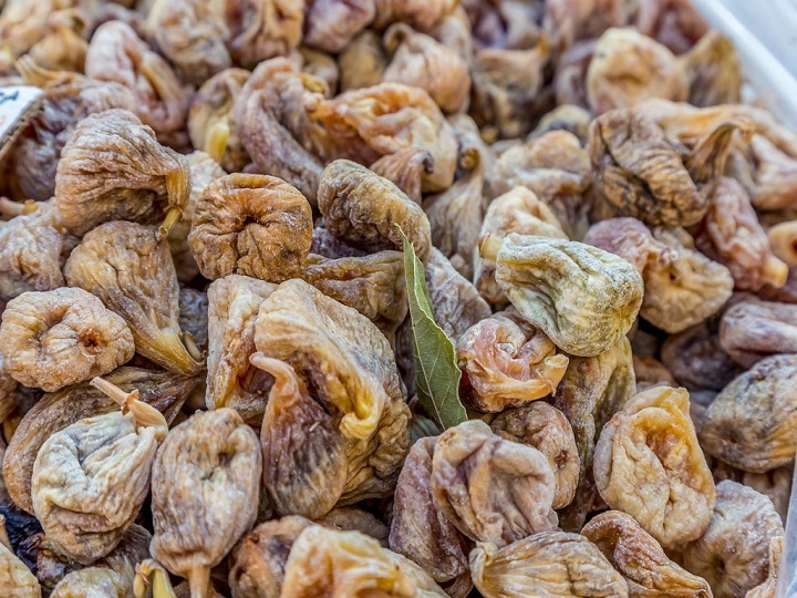Constipation: Know how to use dried figs (Anjeer) as home remedy for better digestion कब्ज की शिकायत दूर करने के लिए अपनाएं ये घरेलू नुस्खा, पाचन शक्ति को भी बढ़ाने का करेगा काम
