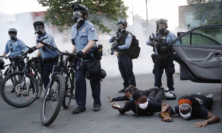 इसी हिंसा के दौरान अमेरिकी सीक्रेट सर्विस के 60 कर्मी भी घायल बताए जा रहे हैं.