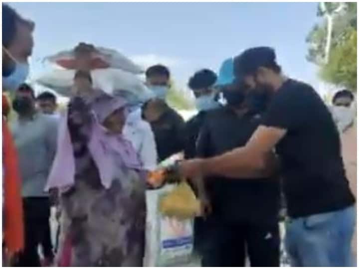 Amroha: Mohammed Shami is helping people in lockdown, video surfaced लॉकडाउन में मोहम्मद शमी ऐसे कर रहे हैं लोगों की मदद, सामने आया वीडियो