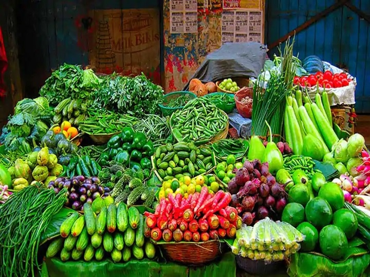 Vegetable Seller Giving Free Vegetables to poor people in Lockdown Fact Check सच्चाई का सेंसेक्स: लॉकडाउन में गरीबों को फ्री में सब्जी दे रहा एक शख्स? जानिए दावे का सच क्या है