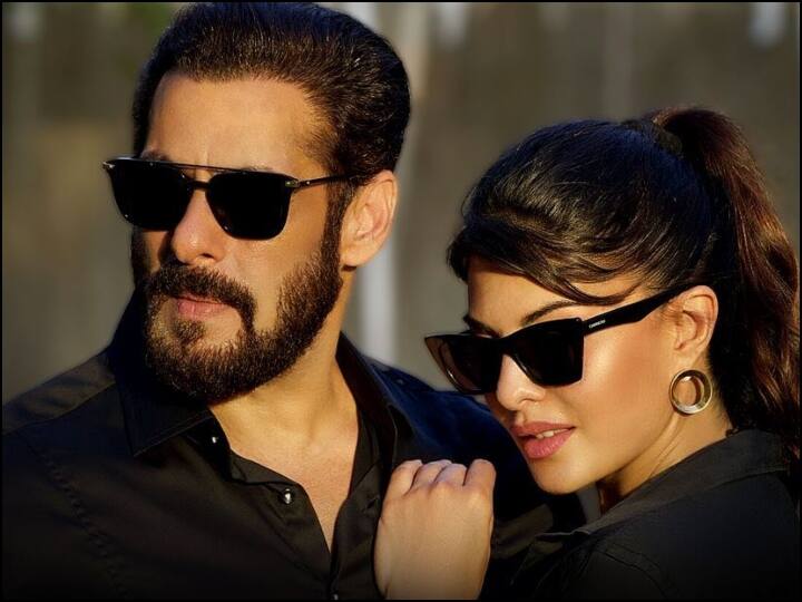 Lockdown के बीच पनवेल में साइकलिंग का लुत्फ उठाते दिखे सलमान खान और जैकलीन, वीडियो हुआ वायरल Video: Salman Khan and Jacqueline Fernandez enjoy cycle ride in Panvel amid lockdown Lockdown के बीच पनवेल में साइकलिंग का लुत्फ उठाते दिखे सलमान खान और जैकलीन, वीडियो हुआ वायरल