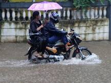 बारिश में बाइक-स्कूटर चलाते समय भूलकर भी न करें ये गलतियां, पड़ सकता हैं भारी