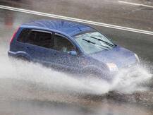 बारिश के सीजन में कार चलाते वक्त इन बातों का रखें ध्यान, अपनाएं ये टिप्स