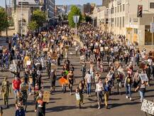 अमेरिका: कर्फ्यू के बीच भी जार्ज फ्लॉयड की हत्या को लेकर जारी हैं विरोध-प्रदर्शन