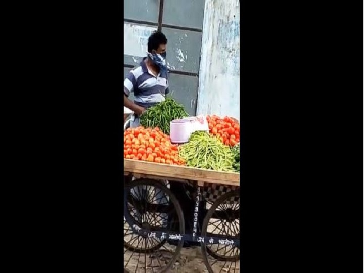 Vendor rubbing vegetables from clothes in jodhpur fact check सच्चाई का सेंसेक्स: कोरोना संकट में सब्जी वाला अपने पेट से पोंछते दिखा टमाटर, जानिए वायरल वीडियो का सच