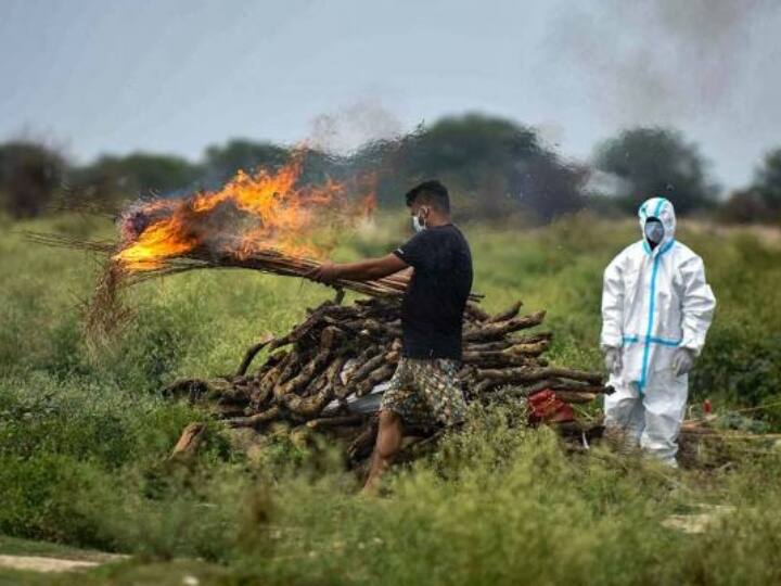 mob attack on funeral of covid 19 patients in jammu kashmir जम्मू-कश्मीर: भीड़ ने नहीं होने दिया कोरोना मरीज का अंतिम संस्कार, अधजली लाश लेकर भागे परिजन