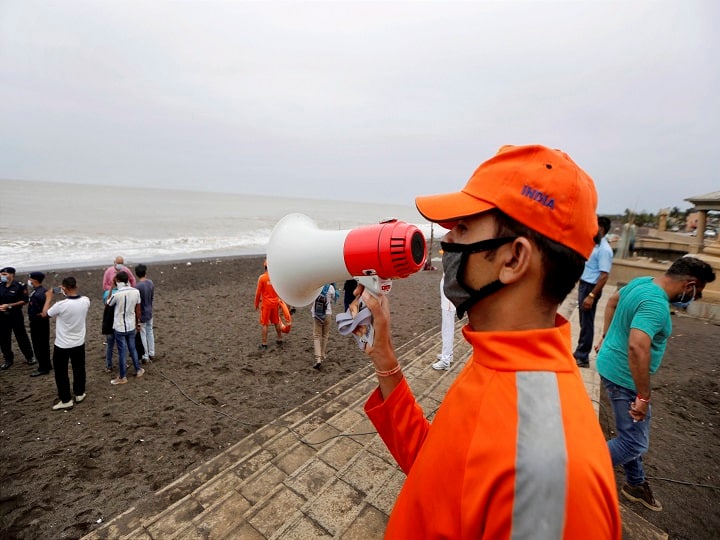 Cyclone Nisarga: Uddhav Thackeray Shares Do And Dont चक्रवाती तूफान निसर्ग के दौरान क्या करें और क्या न करें, सीएम उद्धव ने की अफवाहों से बचने की अपील