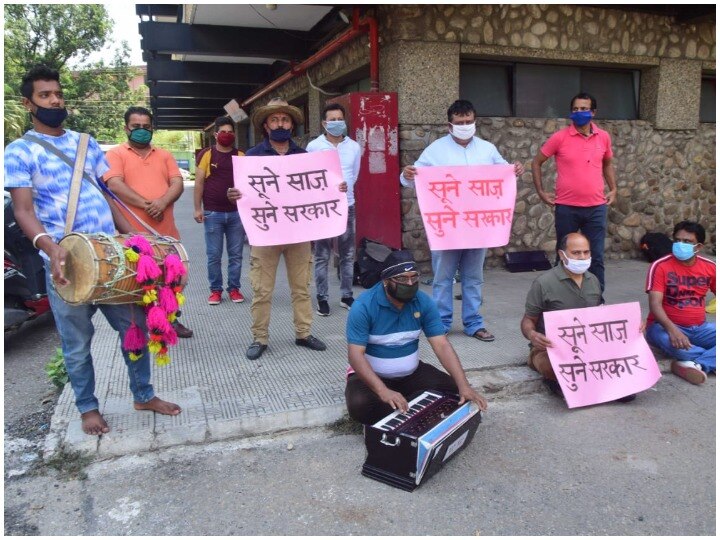 Jammu: Unemployed artists protested in a unique manner in lockdown ANN जम्मू: लॉकडाउन में बेरोजगार हुए कलाकारों ने अनोखे अंदाज में किया विरोध प्रदर्शन