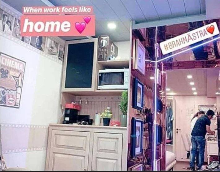 आलिया सोशल मीडियो पर काफी एक्टिव रहती हैं और अपने चाहने वालों के बीच अपने से जुड़ी चीजों की चंद तस्वीरें शेयर करती रहती हैं.