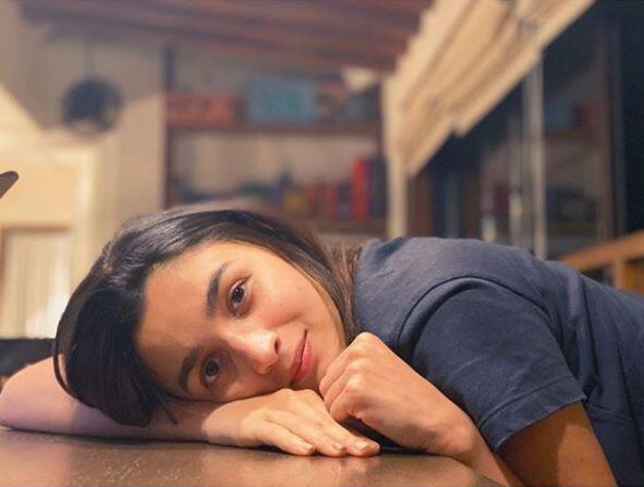  आलिया की आने वाली फिल्म की बात करें तो उन्हें ब्रह्मास्त्र में देखा जाएगा. अयान मुखर्जी की इस फिल्म में रणबीर कपूर और अमिताभ बच्चन भी नजर आने वाले हैं. 