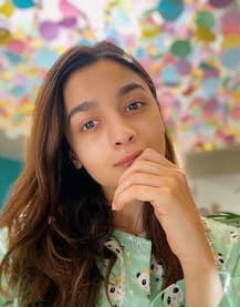 कुछ ऐसा है आलिया भट्ट का लग्जरी वैनिटी वैन, देखें अंदर की तस्वीर