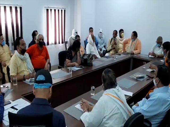 मथुरा में 8 जून से मंदिरों के खुलने पर सस्पेंस, प्रशासन के साथ बैठक में नहीं निकला नतीजा Suspense on the opening of temples in Mathura from 8th June मथुरा में 8 जून से मंदिरों के खुलने पर सस्पेंस, प्रशासन के साथ बैठक में नहीं निकला नतीजा