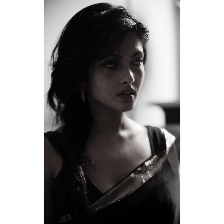 आपको बता दें कि रिया सेन अपने ज़माने की मशहूर बंगाली अभिनेत्री मुनमुन सेन की बेटी हैं. मुनमुन सेन ने हिंदी, तमिल, तेलुगू और मराठी फिल्मों में भी काम किया. (तस्वीर क्रेडिट: @riyasendv)
