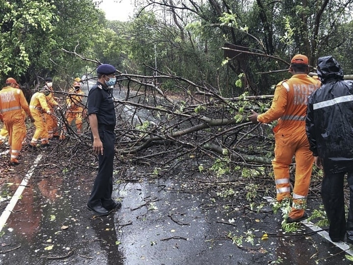 Maharastra, three people died because of NISARGA CYCLONE निसर्ग तूफान से महाराष्ट्र में तीन लोगों की मौत, नुकसान से बचा गुजरात