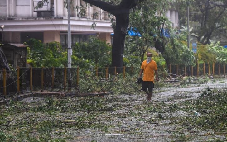 महातूफान 'निसर्ग' महाराष्ट्र से गुजरा, पीछे छोड़ गया तबाही के मंजर