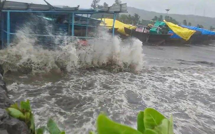 महातूफान 'निसर्ग' महाराष्ट्र से गुजरा, पीछे छोड़ गया तबाही के मंजर