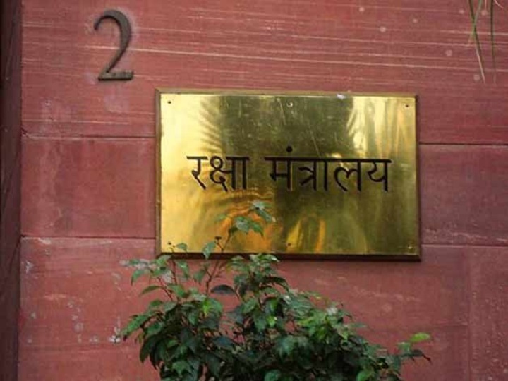 भारत के रक्षा सचिव में दिखे कोरोना वायरस के लक्षण, संपर्क में आए 35 लोगों को किया गया आइसोलेट Defece secretary Ajay Kumar infected with coronavirus, official statement awaited