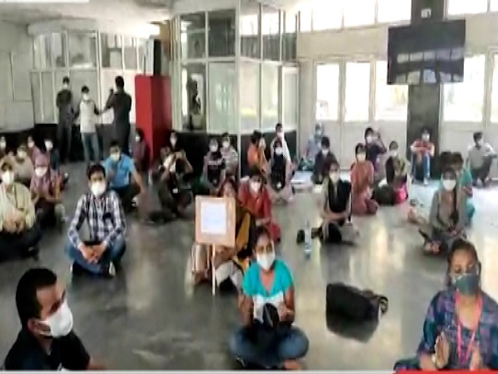 कोरोना काल में PPE बना मुसीबत, AIIMS में नर्सों का प्रदर्शन, ड्यूटी के घंटे कम करने की मांग PPE became problem in Corona era, nurses' demand for reduced duty hours in AIIMS