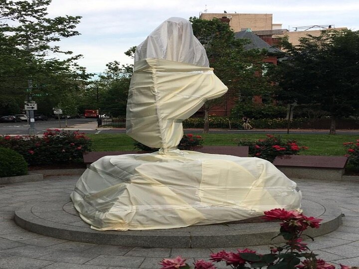 Mahatma Gandhi statue in Washington DC desecrated by unruly elements of Black Lives Matter protesters अमेरिका: भारतीय दूतावास के बाहर प्रदर्शनकारियों ने महात्मा गांधी की प्रतिमा के साथ छेड़छाड़ की, जांच शुरू