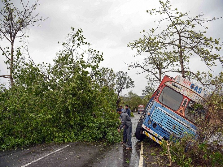 Cyclone Nisarga: Nisarg storm caused havoc, trees fell in many places in Mumbai, heavy damage in Rayagad, Thane and Ratnagiri महाराष्ट्र: तबाही मचाकर निकला निसर्ग तूफान, दो लोगों की मौत, मुंबई में कई जगह पेड़ गिरने से रास्ते बंद