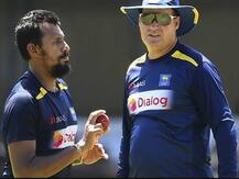 श्रीलंकाई गेंदबाज़ों ने कोच मिकी आर्थर से बताया- पसीने से नहीं चमक रही है गेंद, सिर्फ बढ़ रहा है वज़न