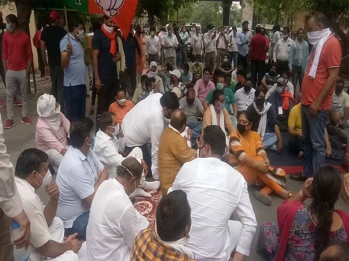 BJP Protest in Noida after arrest of Senior leader नोएडा: पूर्व महानगर अध्यक्ष की गिरफ्तारी पर भड़के बीजेपी कार्यकर्ता, थाने के आगे धरने पर बैठे, सोशल डिस्टेंसिंग की उड़ी धज्जियां