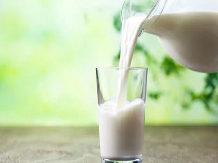 How milk is helpful for women bone in middle age? महिलाओं के कूल्हे और रीढ़ की हड्डियों पर अधेड़ उम्र में दूध का क्या पड़ता है प्रभाव?