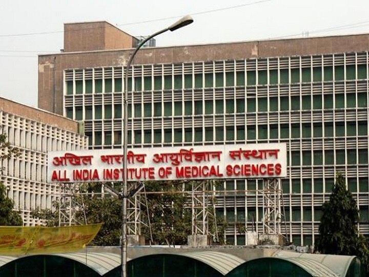 Delhi: Junior doctor attempts suicide by jumping from tenth floor of AIIMS hostel, dies during treatment दिल्ली: AIIMS के हॉस्टल की दसवीं मंजिल से छलांग लगा कर जूनियर डॉक्टर ने की खुदकुशी की कोशिश, इलाज के दौरान मौत