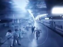 दो दिन से भूखी बच्ची के लिए दौड़ती हुई ट्रेन में चढ़ा पुलिस जवान, रेल मंत्री ने उसेन बोल्ट से की तुलना