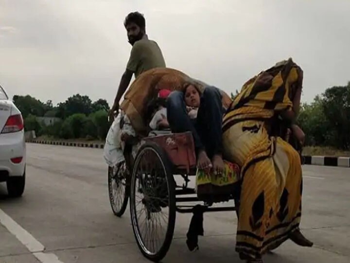 महोबा: लॉकडाउन की निशानी 'रिक्शे' को सहेज कर रखेंगे प्रवासी मजदूर रामचरन, 3 दिन तक बच्चे को नहीं मिली रोटी