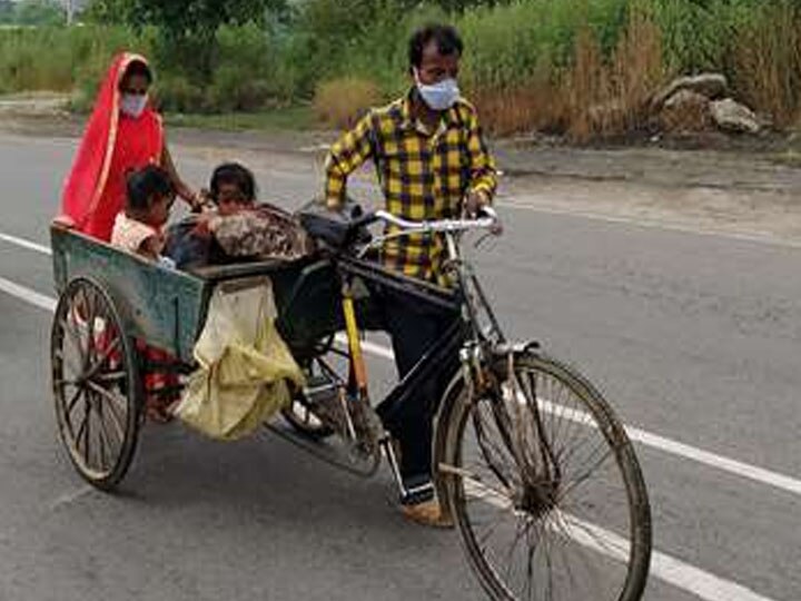 महोबा: लॉकडाउन की निशानी 'रिक्शे' को सहेज कर रखेंगे प्रवासी मजदूर रामचरन, 3 दिन तक बच्चे को नहीं मिली रोटी