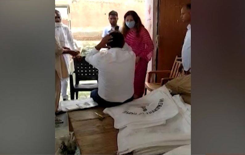 BJP Leader Sonali Phogat slaps market committee secretary in Hisar BJP नेता सोनाली फोगाट ने हिसार में मार्केट कमिटी के सेक्रेटरी को थप्पड़ जड़ा-चप्पल से मारा, Video वायरल
