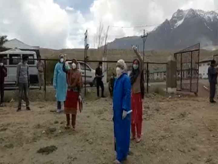 कारगिल: मेडिकल स्टाफ ने कोरोना पॉजिटिव कर्मचारियों के इलाज में भेदभाव का आरोप लगाते हुए किया प्रदर्शन Medical staff accuses discrimination is being done in the treatment of cororna positive employees ANN
