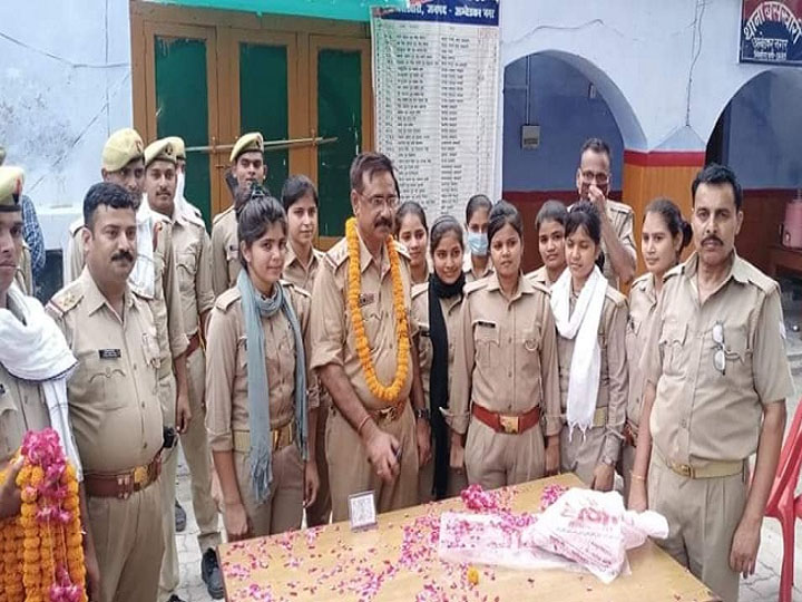 अंबेडकर नगर: तबादले के बाद धूमधाम से विदाई जुलूस निकालने वाले दारोगा निलंबित, जांच के आदेश Ambedkar Nagar police official suspended after royal farewell during transfer