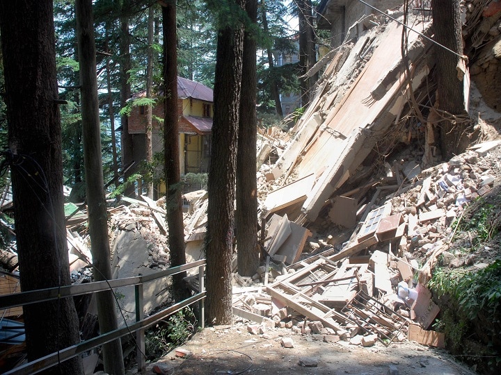 Himachal Pradesh: Building collapses in Shimla due to heavy Rain शिमला में बारिश ने पिछले 12 सालों का रिकॉर्ड तोड़ा, मूसलाधार बरसात से पांच मंजिला इमारत गिरी, कोई जख्मी नहीं
