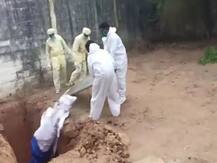 पुडुचेरी: सरकारी कर्मचारियों ने गड्ढे में फेंका कोरोना संक्रमित का शव, वीडियो वायरल होने पर मचा बवाल