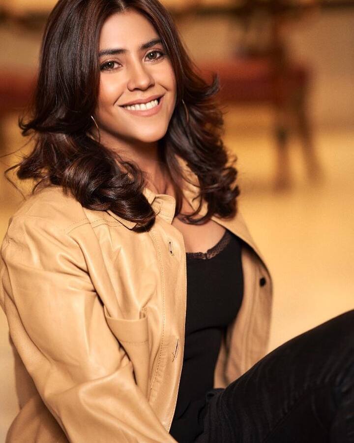 करण जौहर ने आगे लिखा, 'हमारा कार्मिक कॉस्मिक कनेक्शन है और मैं जानता हूं तुम हमेशा मेरा साथ दोगी...शोभा आंटी और तुम्हारे साथ डिनर के लिए बेकरार हूं!!! रूही, यश, मॉम और मेरी तरफ से हग्स और किस. हम तुम्हें प्यार करते हैं.'