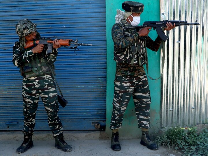 Three militants killed in ongoing encounter in Renan Shopian जम्मू-कश्मीर के शोपियां में सुरक्षाबलों ने 5 आतंकियों को किया ढेर, सर्च ऑपरेशन जारी