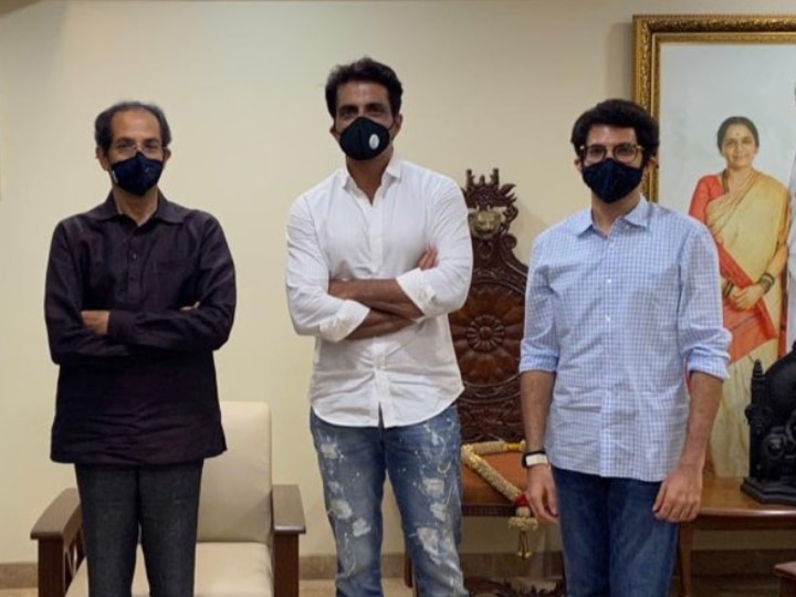 Mumbai: Sonu Sood met With Uddhav Thackeray & Aditya Thackeray ANN मुंबईः सोनू सूद ने की उद्धव ठाकरे से मुलाकात, आदित्य ठाकरे भी रहे मौजूद, 'अब शांत हुआ मामला'