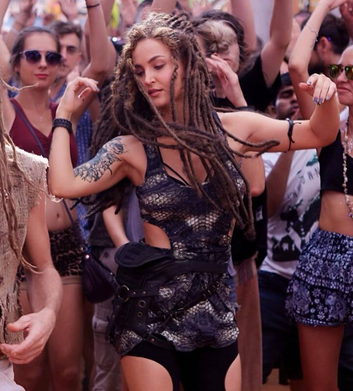 एली ने आगे लिखा, जिंदगी ना... सबसे बड़ा जोक निकला. इसलिए तुम बी एक अच्छा वाला जोकर बनो, हसो, एन्जॉय करो और खुश रहो, ईमानदार रहो, और क्या एक ही लाइफ है हमारी, समझ गए ना मैं क्या बोलने की कोशिश कर रही हूं.'