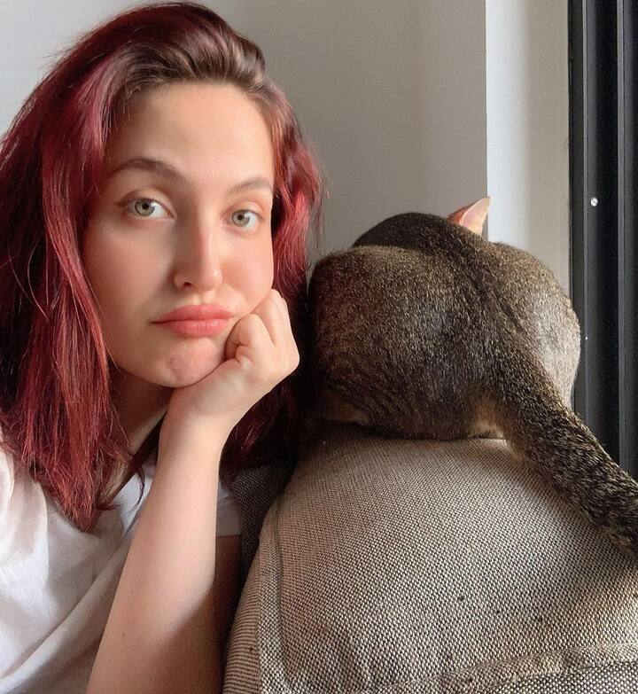 एली ने आगे कहा, ' आपको लगता है कि मैं पोस्ट के जरिए उन्हें मैसेज भेजने की कोशिश कर रही हूं, अगर मैं उन्हें कुछ बताना चाहती, तो मैं उसे एक मैसेज भेज देती, मुझे ऐसा करने के लिए इंस्टाग्राम पर पोस्ट नहीं करना होता.'