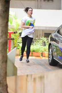 Spotted: लॉकडाउन में बढ़ गया है करीना कपूर खान का वजन, यहां देखिए घर के बाहर वर्कआउट करते तस्वीरें