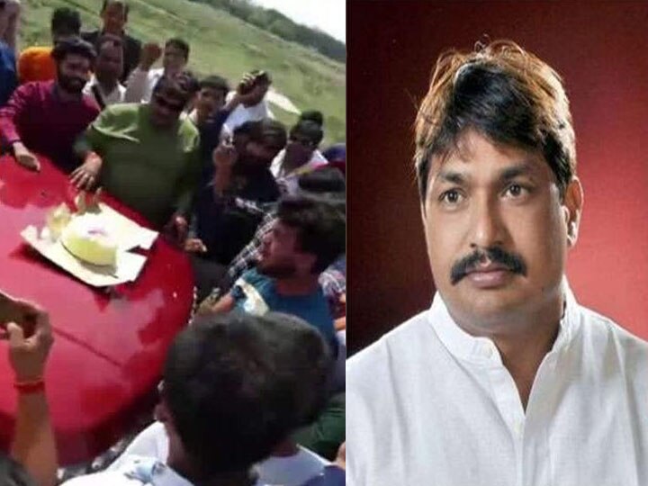 Bulandshahar guddu pandit celebrates supporter birthday on highway बुलंदशहर: पूर्व विधायक गुड्डू पंडित ने हाईवे पर फरसे से काटा जन्मदिन का केक, सोशल डिस्टेंसिंग की उड़ाईं धज्जियां