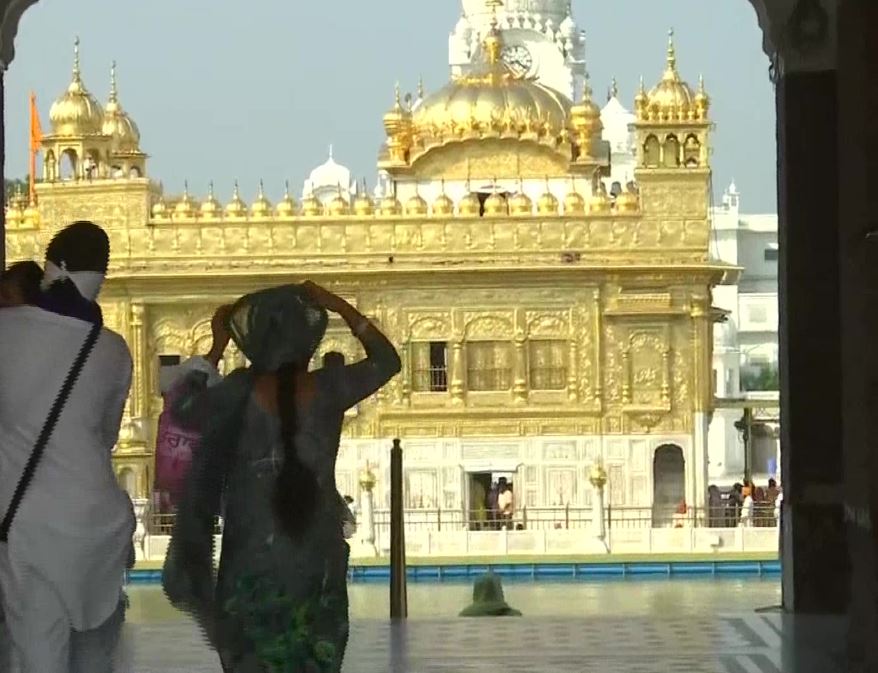 पंजाब: स्वर्ण मंदिर में प्रबंधन ने लॉकडाउन के दिशा-निर्देशों का उल्लंघन कर श्रद्धालुओं को खिलाया लंगर Punjab: Golden Temple Management violated lockdown guidelines