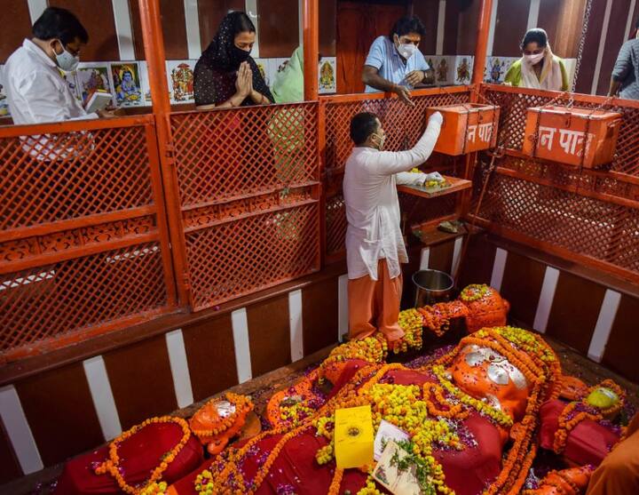 लेटे हुए हनुमान जी के दर्शन के लिए भी भक्तों की भीड़ उमड़ पड़ी. मंदिरों को खोले जाने की खुशी लोगों के चेहरे पर साफ दिखाई दे रही है.