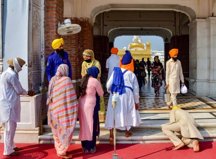  पंजाब के हरमंदिर साहिब (स्वर्ण मंदिर), अमृतसर में आज श्रद्दालुओं ने माथा टेका. एक श्रद्दालु ने कहा कि हम सभी को सामाजिक सुरक्षा मानदंडों का पालन करना चाहिए और मास्क पहनने के साथ ही हाथों को बार-बार साफ करते रहना चाहिए.