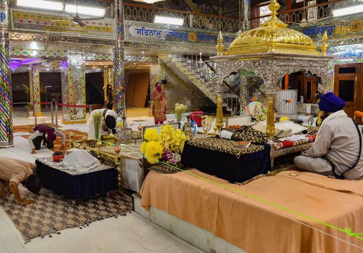  लंबे समय से बंद रहने के बाद गुरुद्वारों में गुरूवाणी गूंजने लगी. लोगों ने बारी-बारी अपनी अरदास लगाई और मत्था टेका.