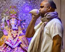 तस्वीरें: करीब ढाई महीने बाद खुले धार्मिक स्थल, नियमों के साथ शुरू हुई पूजा-इबादत और प्रार्थना